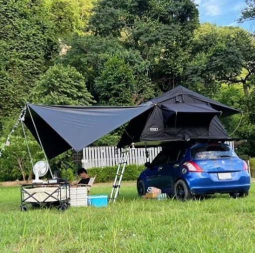 Sfeervol wildkamperen met een autoluifel en daktent