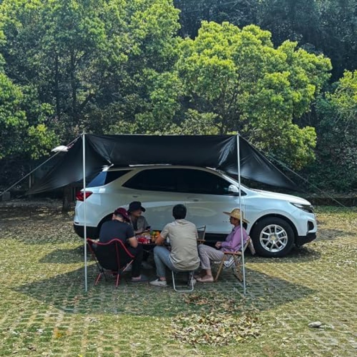 Auto met dakdragers en daktent opstelling